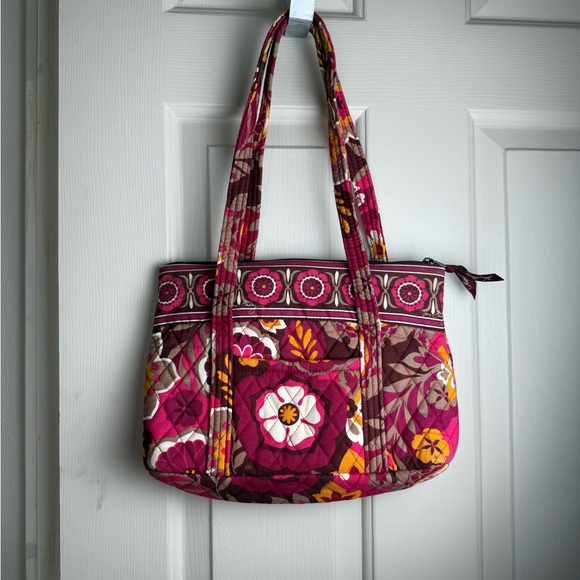 EUC Vera Bradley Little Betsy - Carnaby Retired Pattern - Last One - Picture 1 of 8
